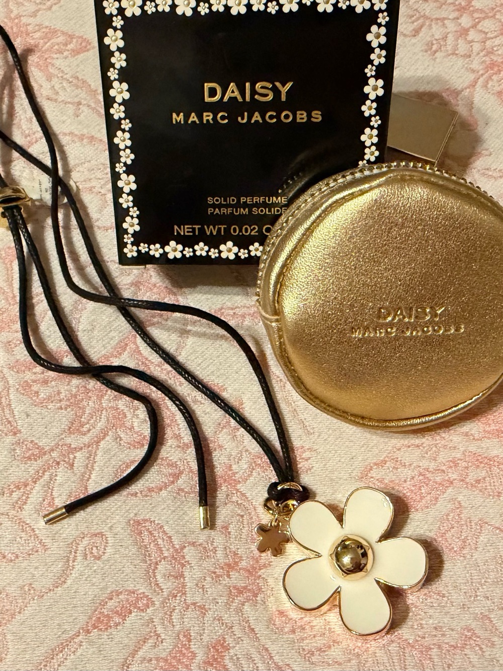 Marc Jacobs Daisy Leather Zip Top Case w/Flower Pendant Perfume Necklace w/tag